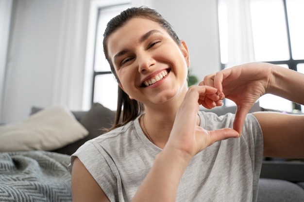 Persoon op een virtuele date