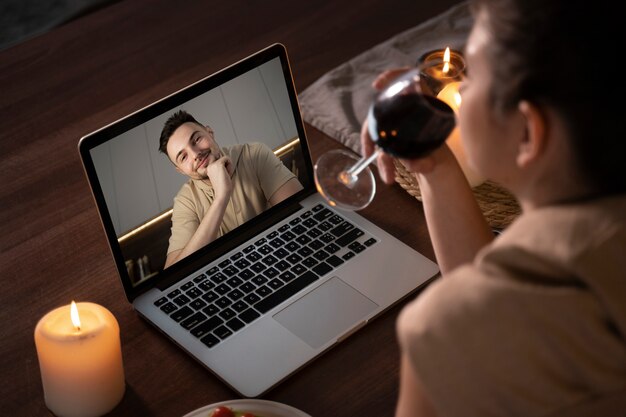 Persoon op een virtuele date