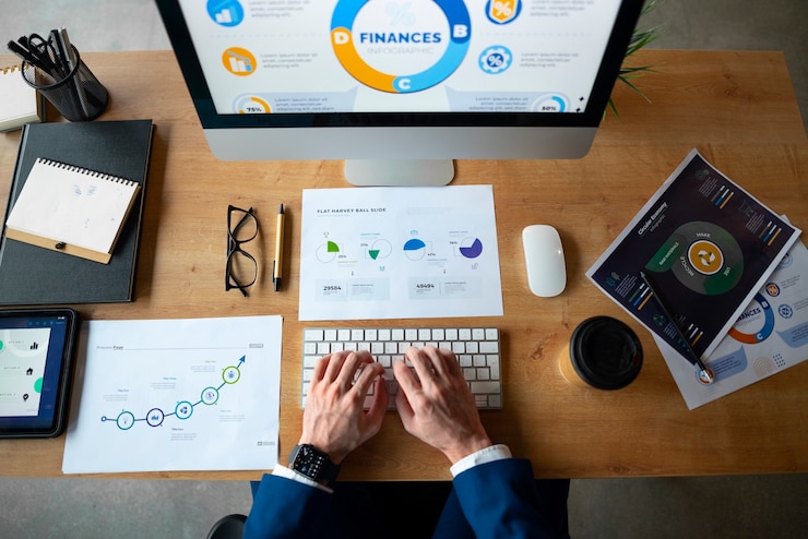 Gratis Foto persoon op kantoor die financiële grafieken analyseert en controleert