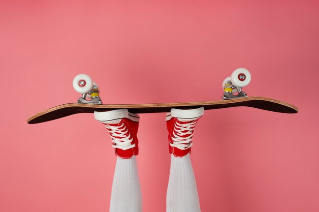 Persoon poseren met skateboard