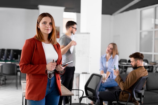 Persoon poseren naast collega's