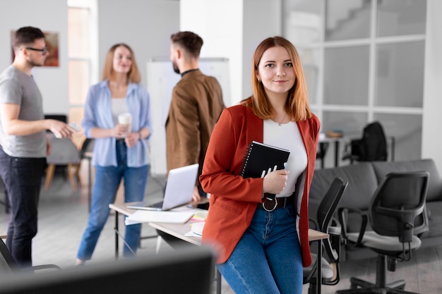 Persoon poseren naast collega's