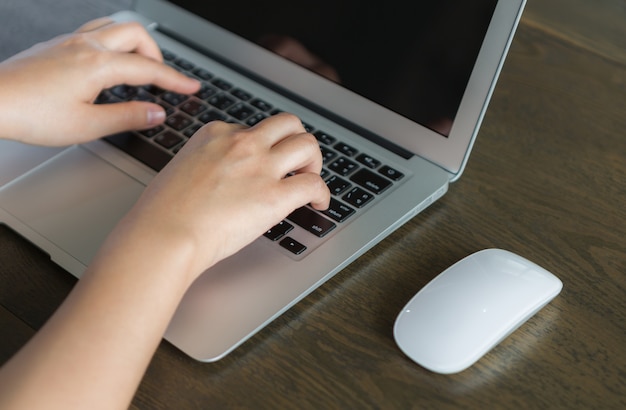 Persoon schrijven op een laptop