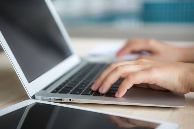 Persoon schrijven op een laptop