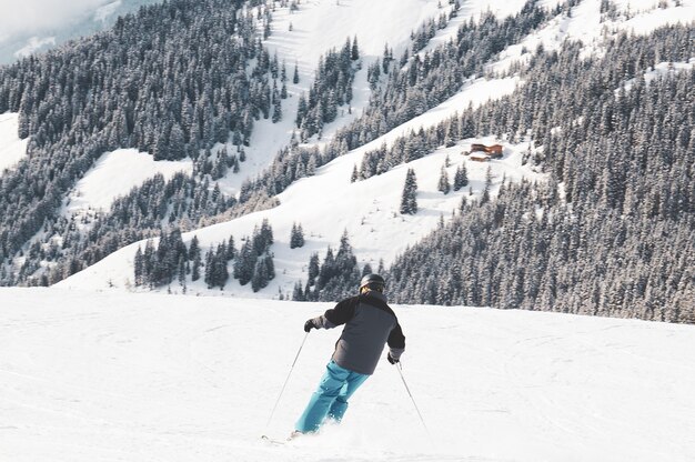 Persoon skiën in de bergen