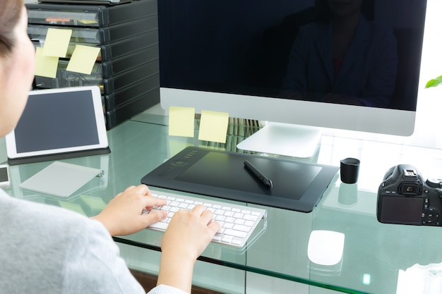 Persoon typen op een computer