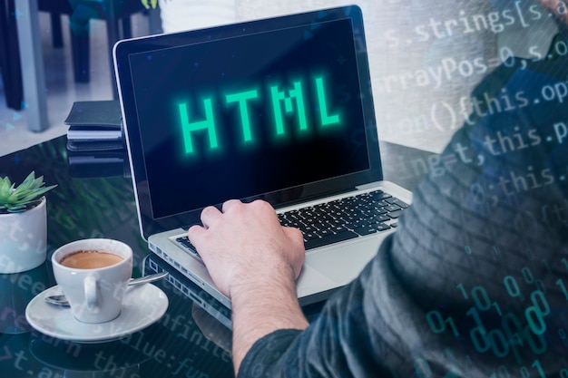 Persoon voor computer die html werkt