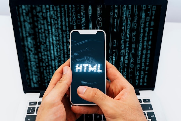 Persoon voor de computer die html werkt