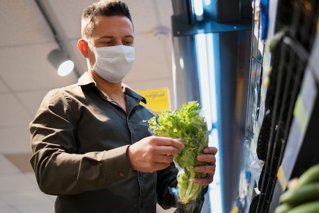 Persoon winkelen met gezichtsmasker