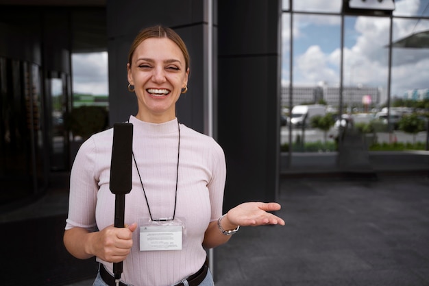 Gratis foto persverslaggever braakt leads in een zaak