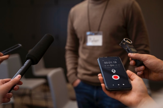 Gratis foto persverslaggever braakt leads in een zaak