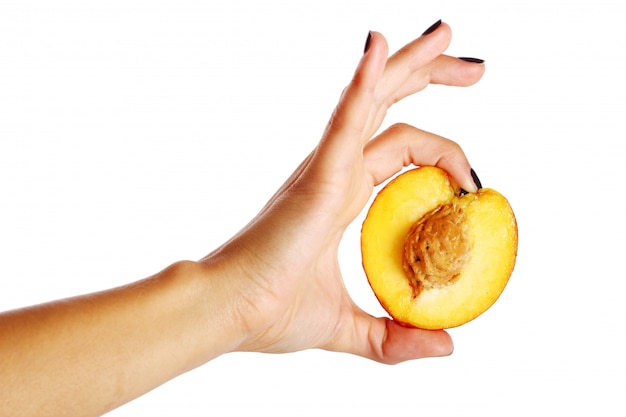 Perzikfruit in de hand van de vrouw