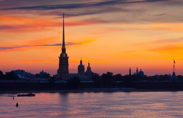 Peter en Paul Fortress in de zomermorgen