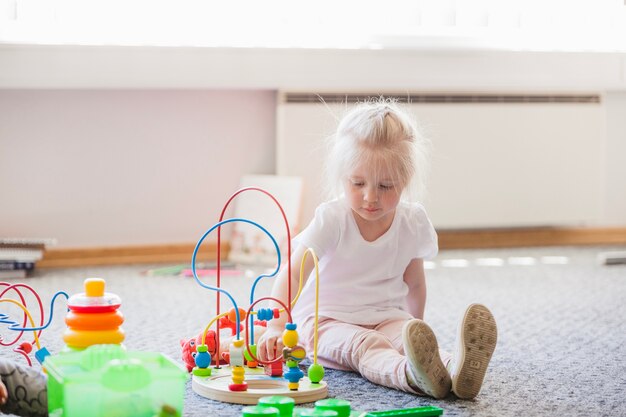 Peuter in speelkamer met educatief speelgoed