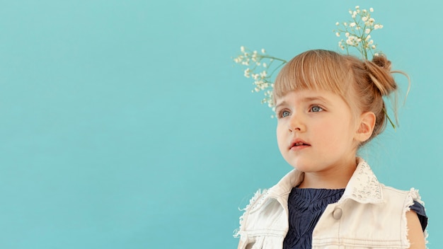 Gratis foto peuter met bloemen in haar