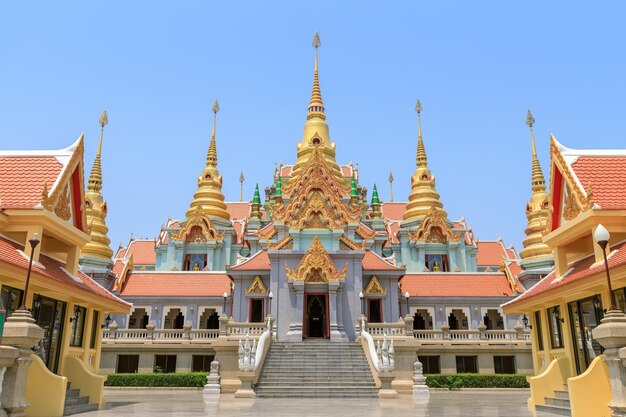 Phra Mahathat Chedi Phakdee Prakat Pagoda bovenop berg bij Baan Grood Prachuap Khiri Khan Thailand