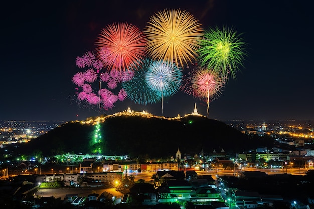 Phra Nakorn Kiri vuurwerkfestival 's nachts in Phetchaburi, Thailand