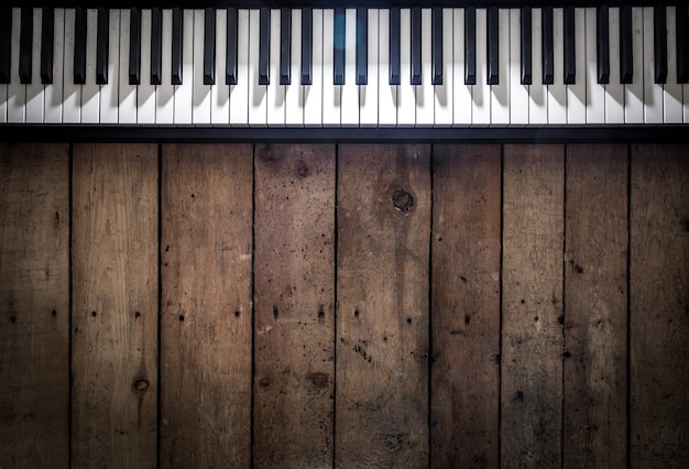 Piano op houten achtergrond close-up, concept muziekinstrumenten