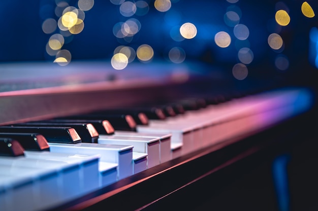 Gratis foto pianotoetsen close-up op een onscherpe achtergrond met bokeh