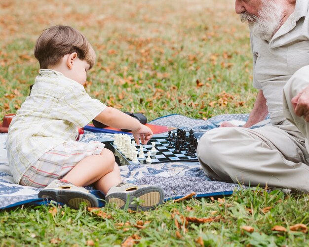 Picknick in park grandspa met kleinzoon