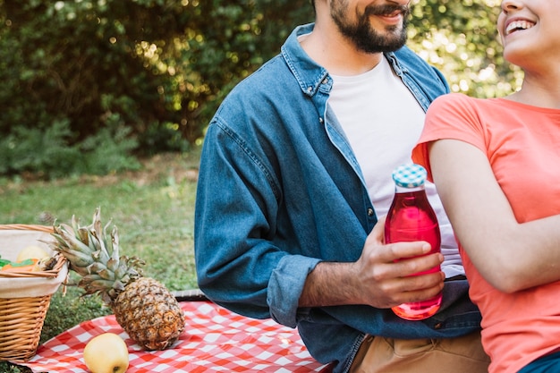 Picknickconcept met paar en sap