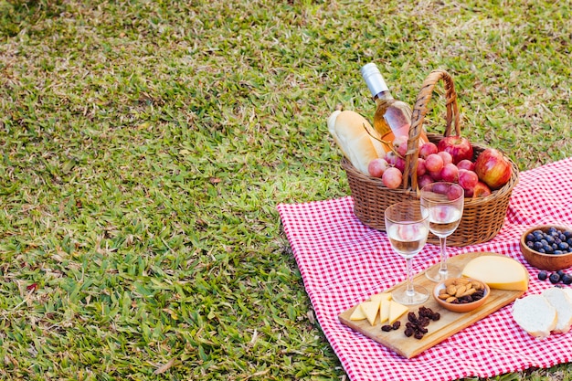 Picknickmand op keukendoek met exemplaarruimte