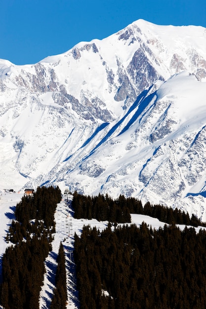 Piek in Franse alpiene berg in de winter