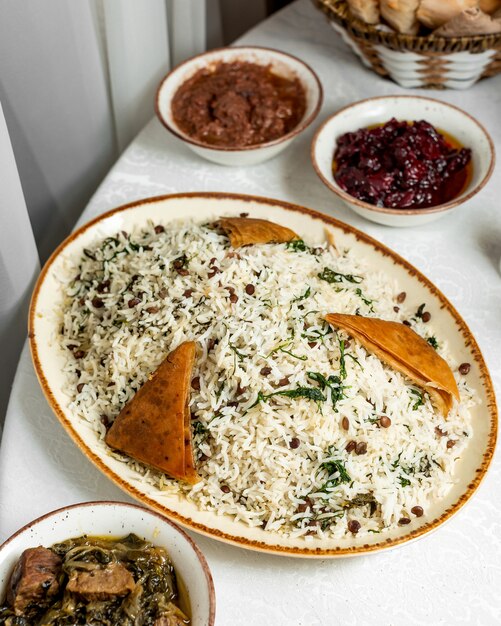 Pilaf met dille geserveerd met ghormeh en fisinjan