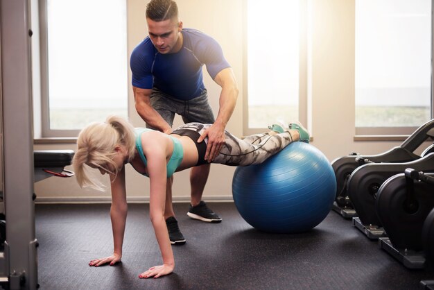 Pilates oefenen op fitnessbal