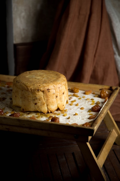 Pilov geserveerd met lavash op de tafel