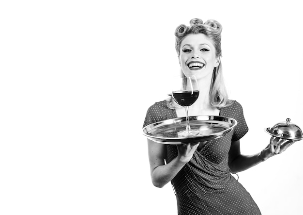 Pin-up girl ober met wijn en dienblad restaurant serveerconcept