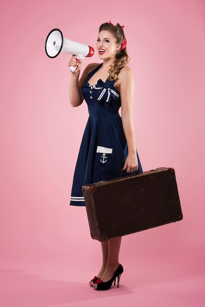 Pin-up vrouw met megafoon geïsoleerd