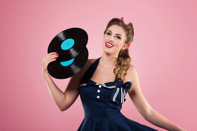 Pin-up vrouw met vintage vinyls geïsoleerd