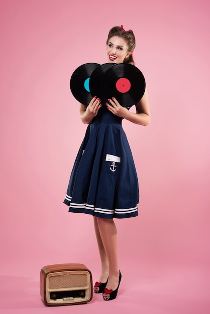 Pin-up vrouw met vintage vinyls geïsoleerd