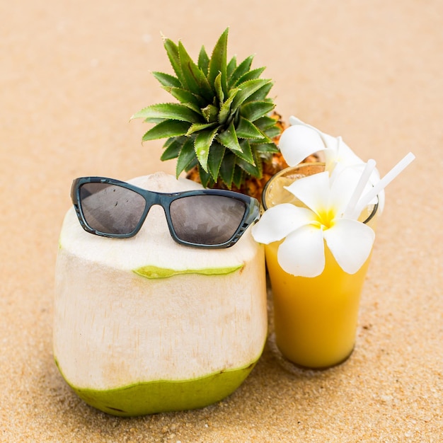 Pina colada-cocktail met fruit op het strand terwijl je op vakantie bent Premium Foto