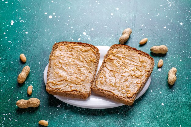 Pindakaasbroodjes of toast met frambozenjam.