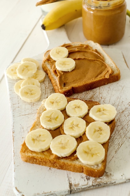 Gratis foto pindakaassandwiches met banaan