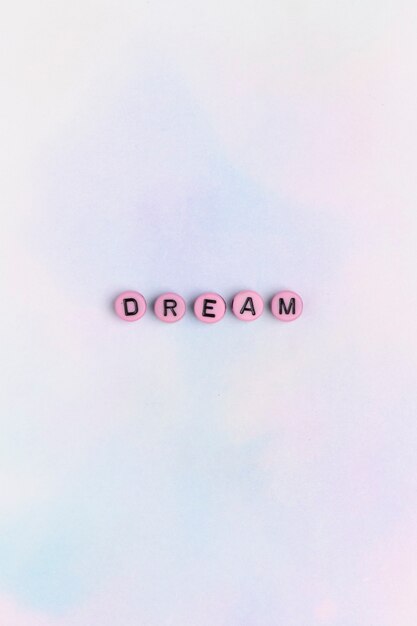 Pink DREAM kralen teksttypografie op pastel