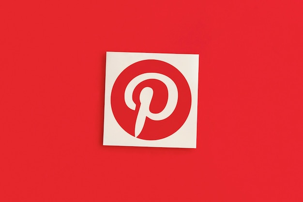 Pinterest-logo op een roze achtergrond