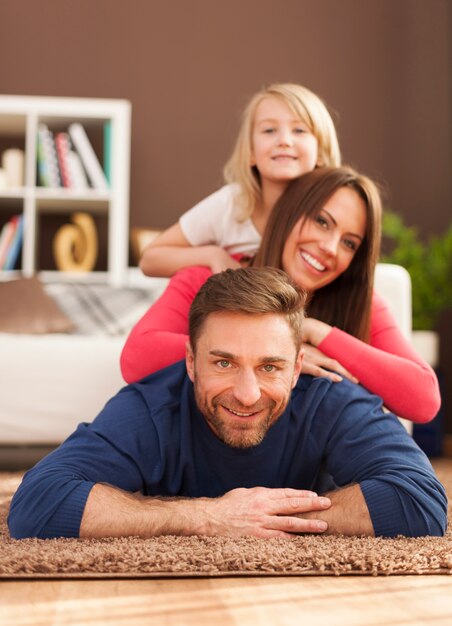 Piramide van liefdevolle familie op tapijt