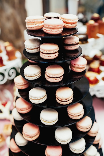 Piramide van roze en witte macaroons