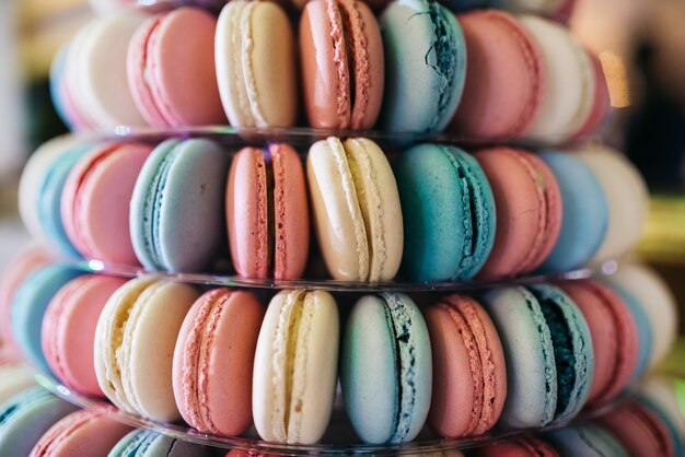 Piramide van roze, witte en blauwe macaroons