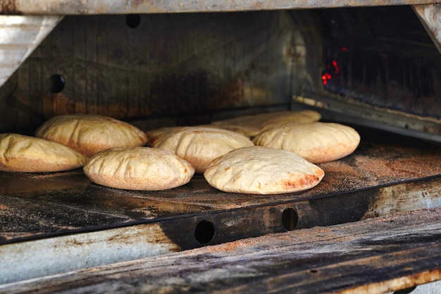Pita warm brood uit de oven vers gebakken glutenvrij flatbread of pita luchtig rond brood om te st...