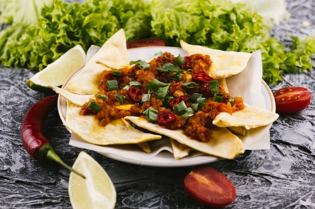 Gratis foto pittig mexicaans eten met roodgloeiende chilipepers