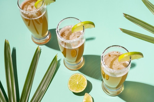 Gratis foto pittig michelada-drankassortiment