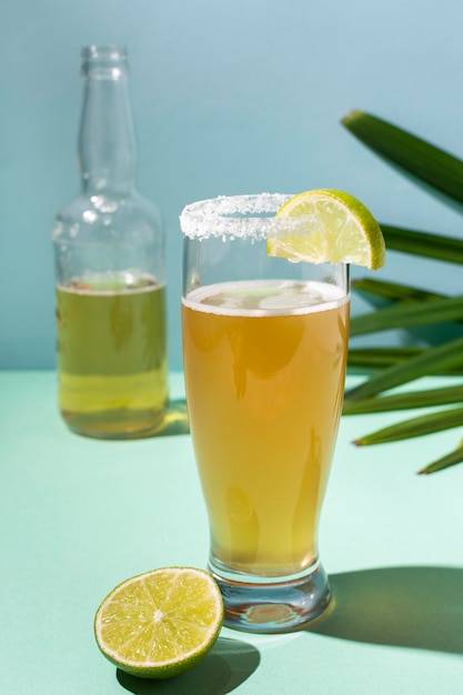 Gratis foto pittig michelada-drankassortiment