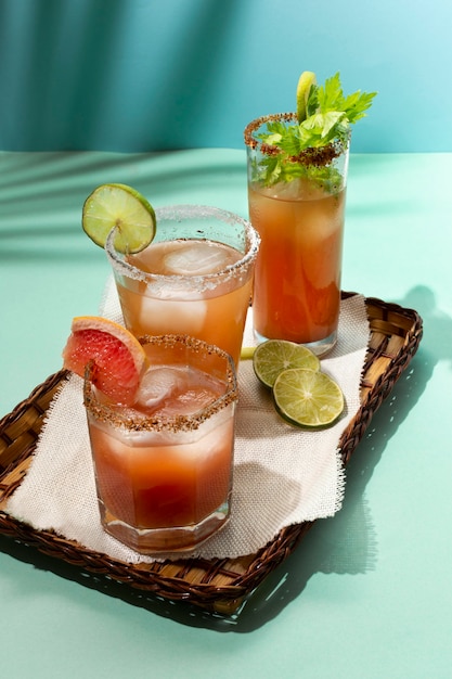 Gratis foto pittig michelada-drankassortiment