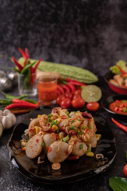 Pittige gehaktbalsalade met chili, citroen, knoflook en tomaat.