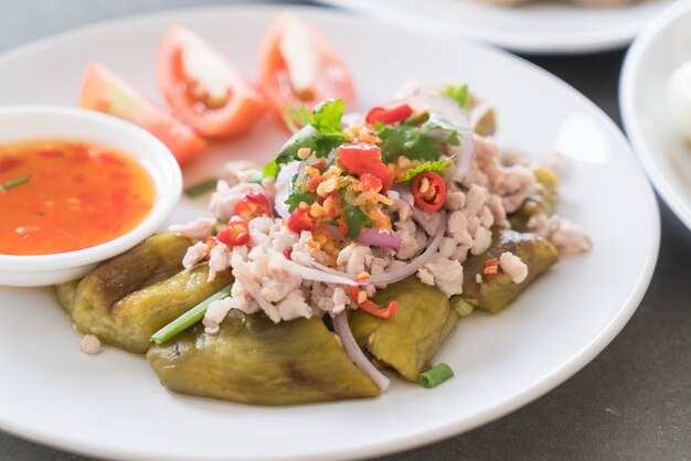 Pittige gehakte varkenssalade met vlammende aubergine