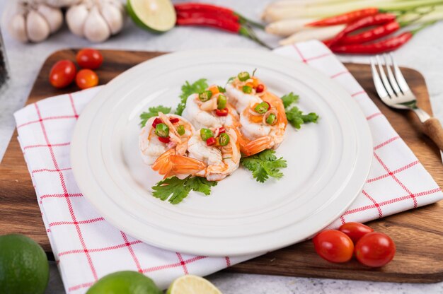 Pittige salade met garnalen op een witte plaat. Thais eten.